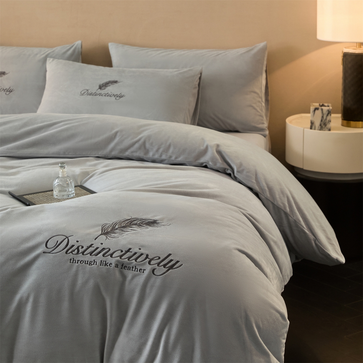 91家纺网 家纺一手货源 找家纺 云棉坊 2025新款高克重水晶绒绣花四件套-羽梦系列 羽梦-山灰