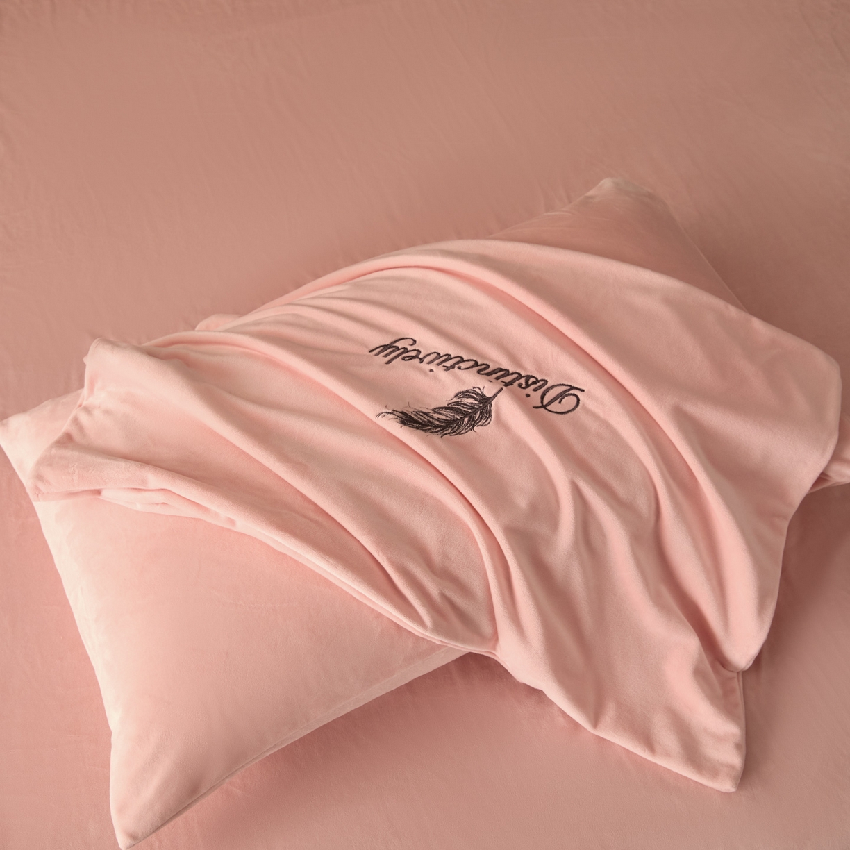 91家纺网 家纺一手货源 找家纺 云棉坊 2025新款高克重水晶绒绣花四件套-羽梦系列 羽梦-蜜桃粉