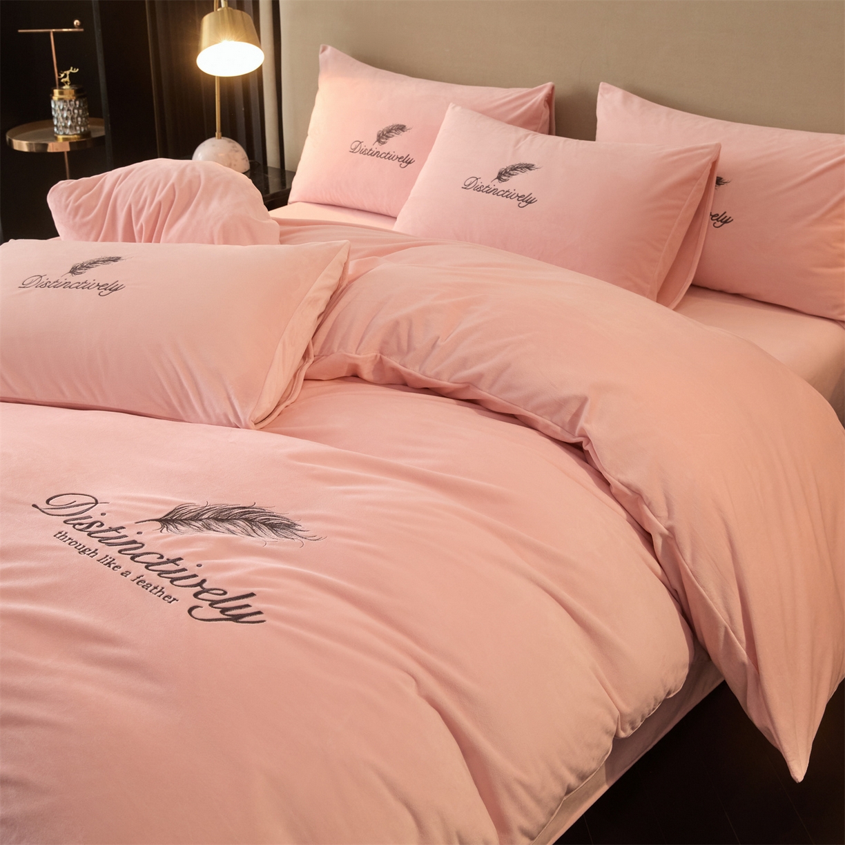 91家纺网 家纺一手货源 找家纺 云棉坊 2025新款高克重水晶绒绣花四件套-羽梦系列 羽梦-蜜桃粉