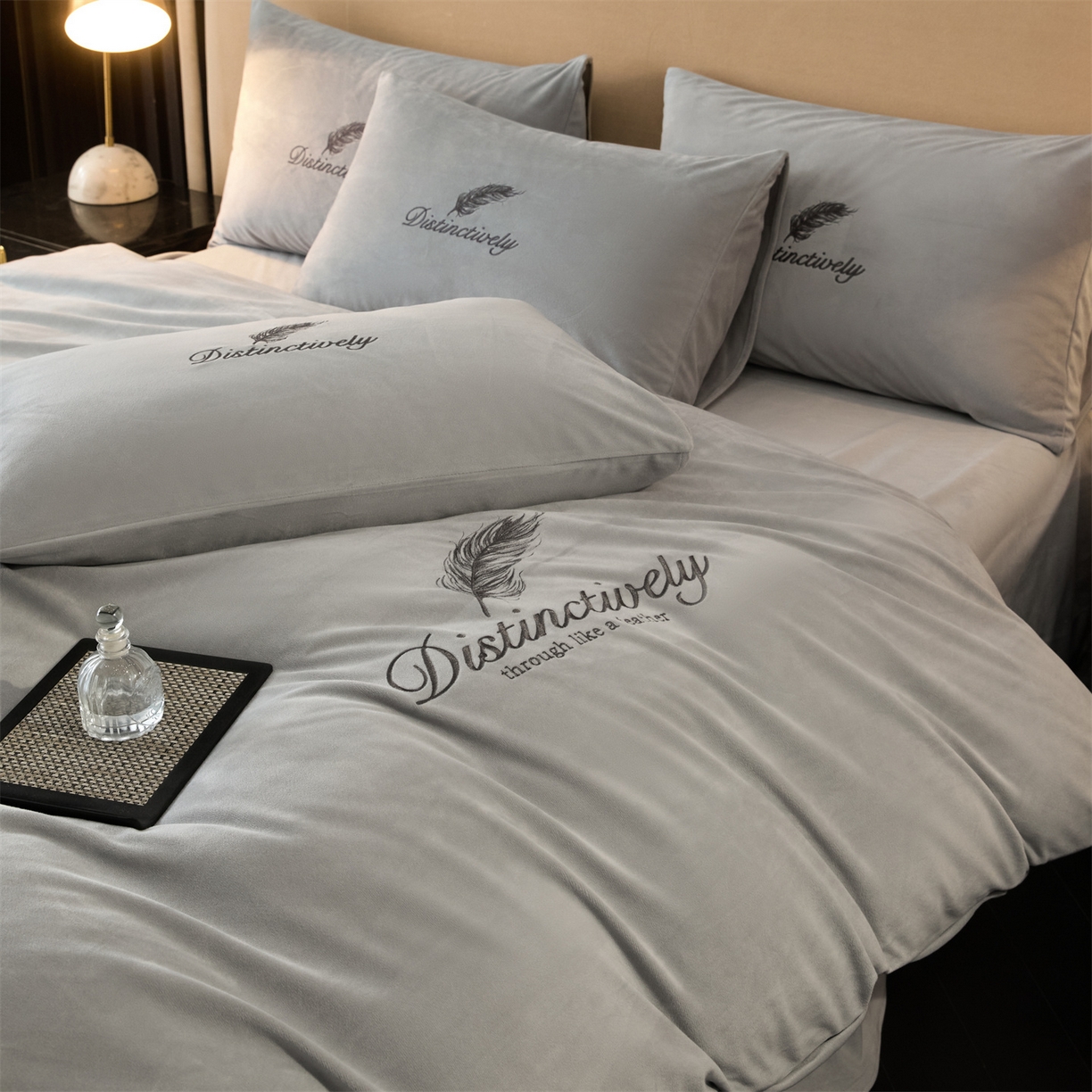 91家纺网 家纺一手货源 找家纺 云棉坊 2025新款高克重水晶绒绣花四件套-羽梦系列 羽梦-山灰