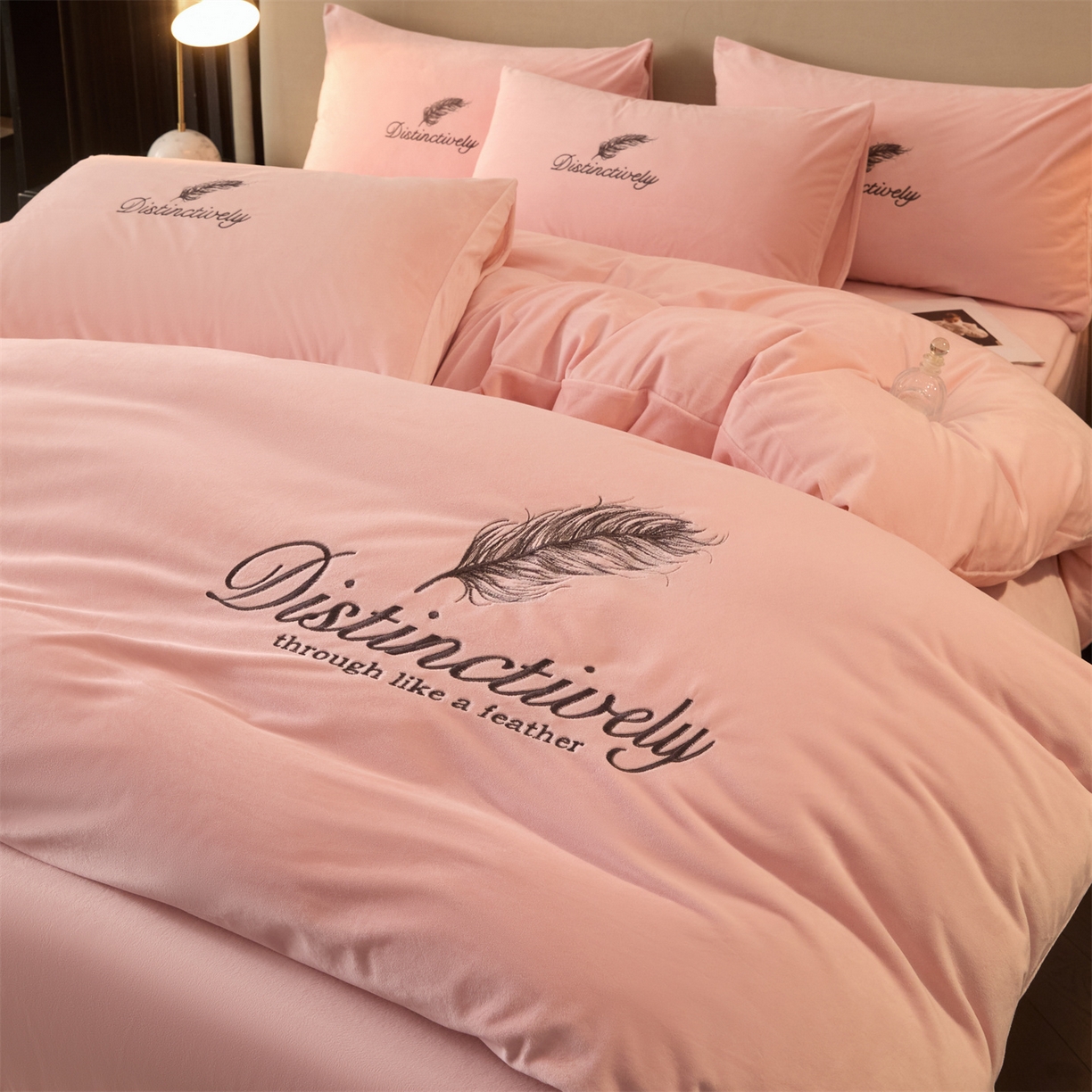 91家纺网 家纺一手货源 找家纺 云棉坊 2025新款高克重水晶绒绣花四件套-羽梦系列 羽梦-蜜桃粉