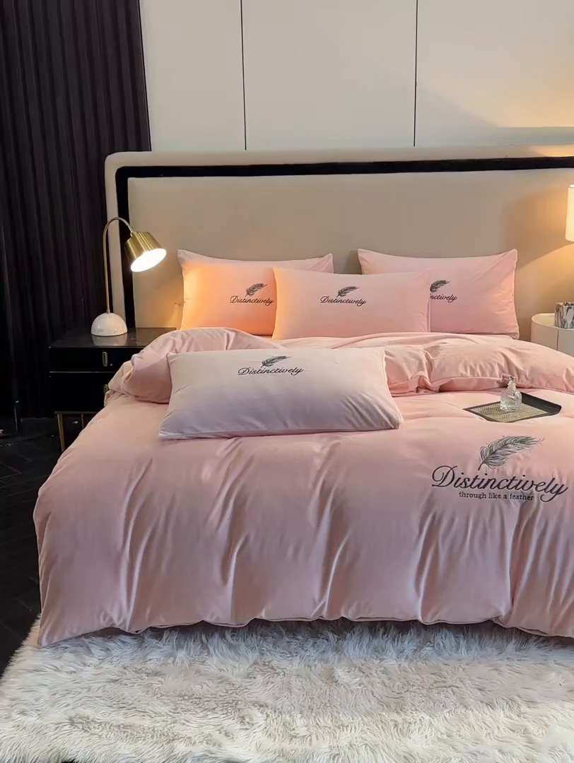 91家纺网 家纺一手货源 找家纺 云棉坊 2025新款高克重水晶绒绣花四件套-羽梦系列 羽梦-蜜桃粉