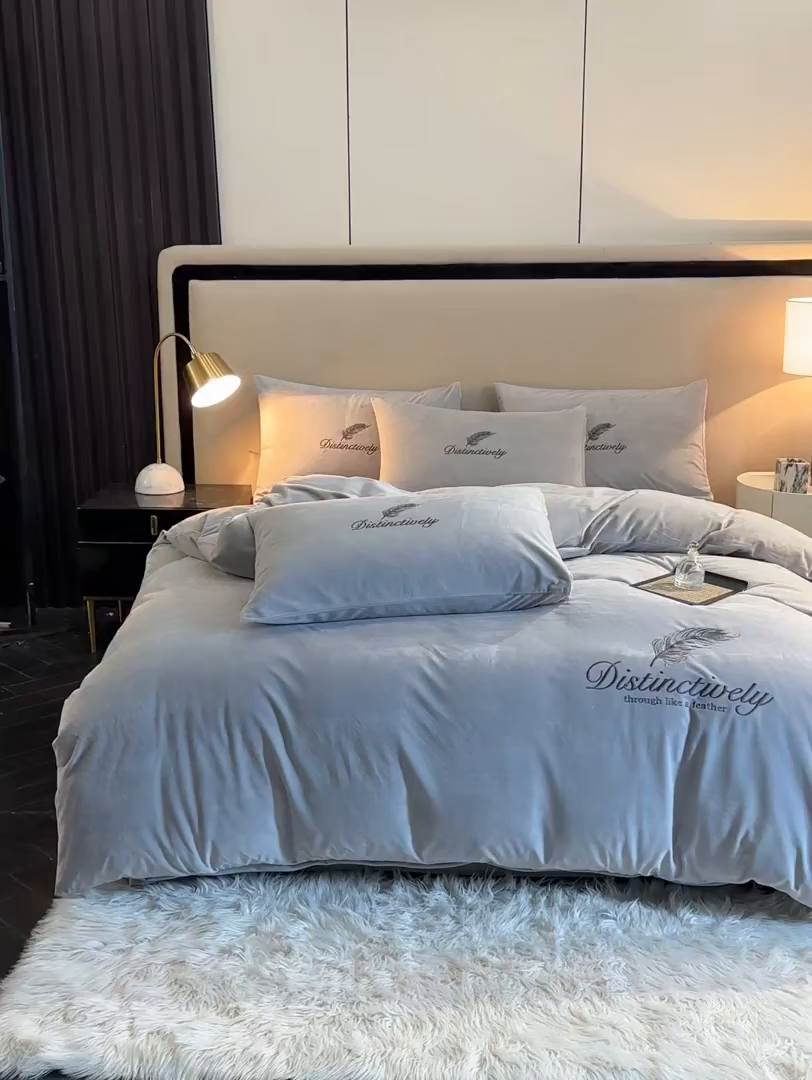 91家纺网 家纺一手货源 找家纺 云棉坊 2025新款高克重水晶绒绣花四件套-羽梦系列 羽梦-山灰