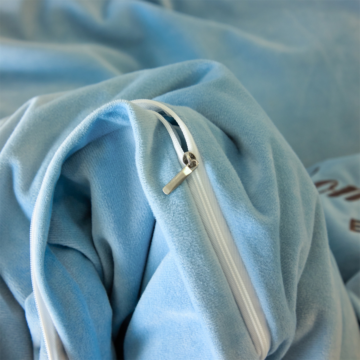 91家纺网 家纺一手货源 找家纺 云棉坊 2025新款高克重水晶绒绣花四件套-杏叶系列 杏叶-天空兰