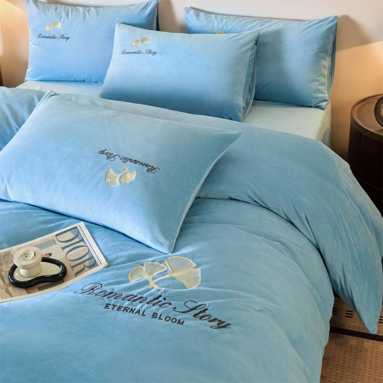 91家纺网 家纺一手货源 找家纺 云棉坊 2025新款高克重水晶绒绣花四件套-杏叶系列 杏叶-天空兰