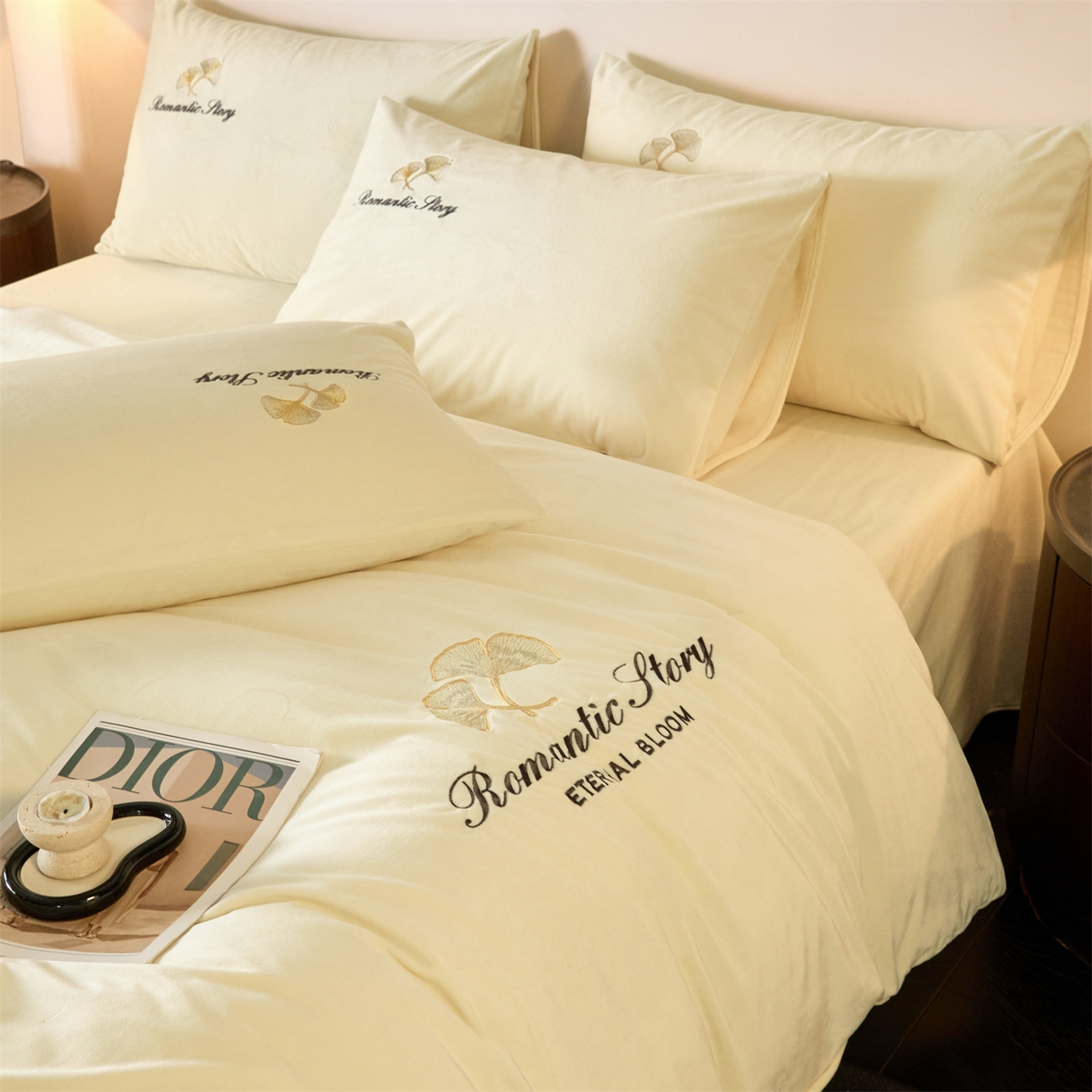 91家纺网 家纺一手货源 找家纺 云棉坊 2025新款高克重水晶绒绣花四件套-杏叶系列 杏叶-奶白