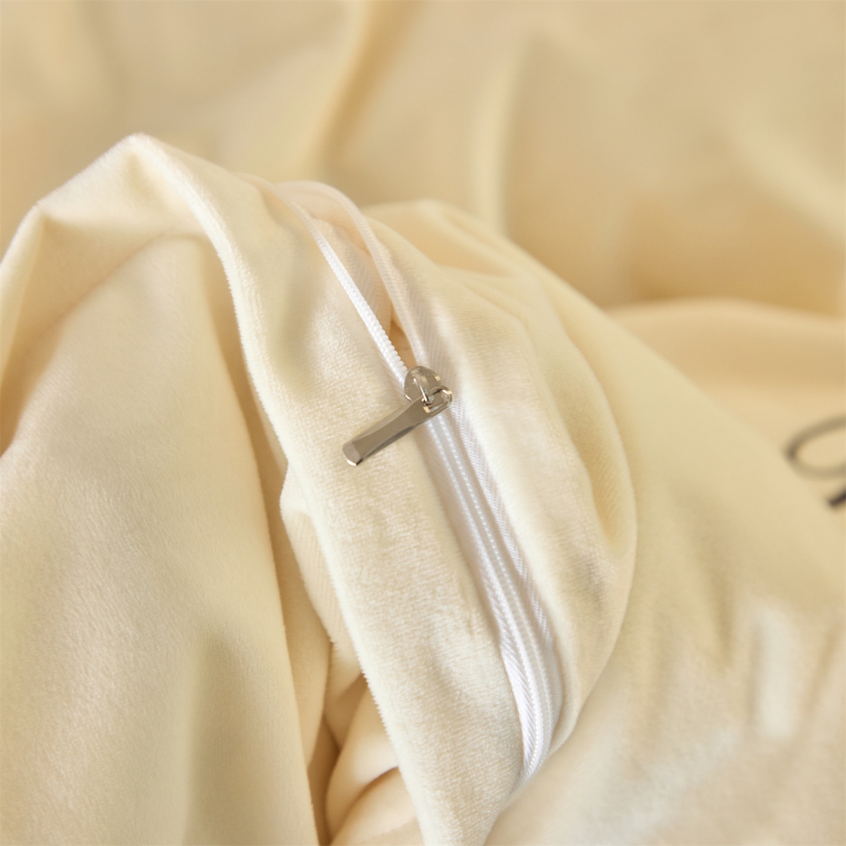 91家纺网 家纺一手货源 找家纺 云棉坊 2025新款高克重水晶绒绣花四件套-杏叶系列 杏叶-奶白