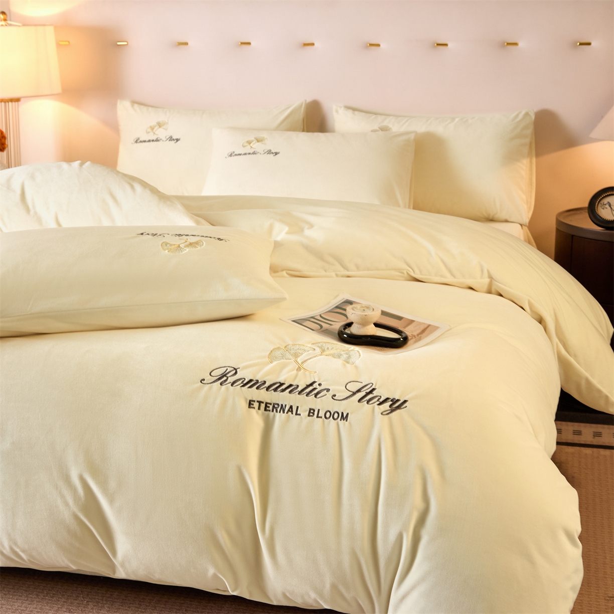 91家纺网 家纺一手货源 找家纺 云棉坊 2025新款高克重水晶绒绣花四件套-杏叶系列 杏叶-奶白