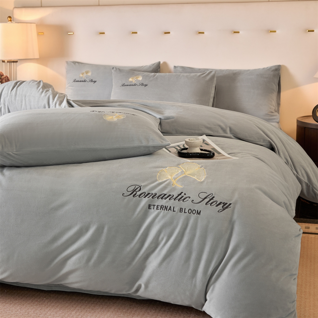 91家纺网 家纺一手货源 找家纺 云棉坊 2025新款高克重水晶绒绣花四件套-杏叶系列 杏叶-山灰