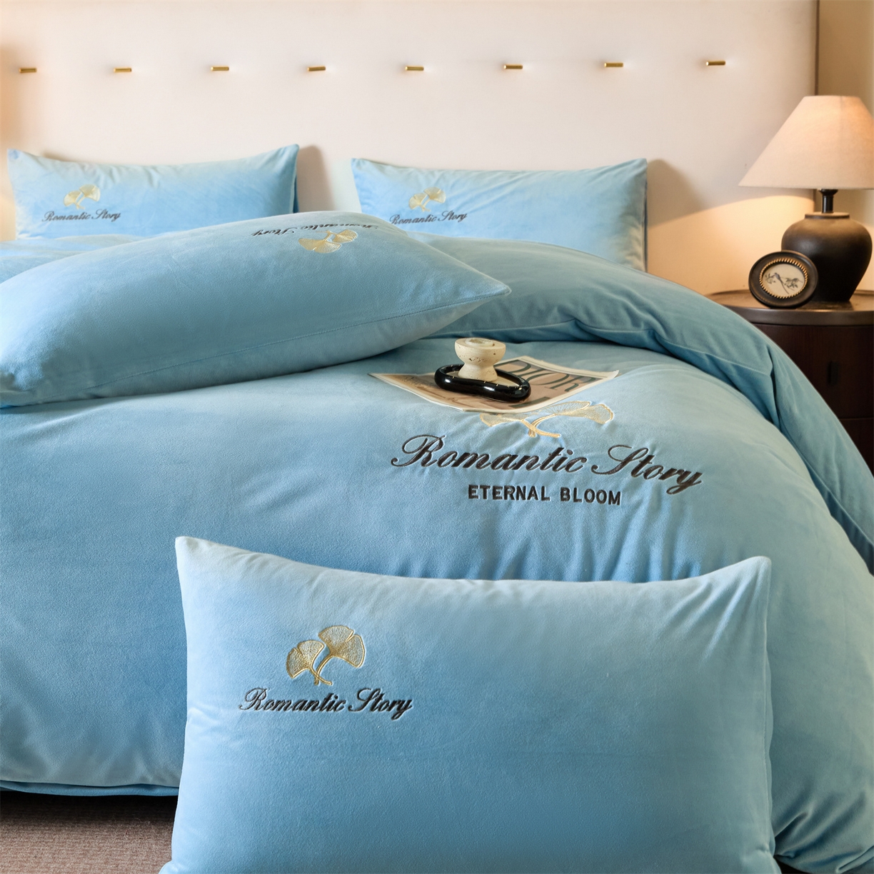 91家纺网 家纺一手货源 找家纺 云棉坊 2025新款高克重水晶绒绣花四件套-杏叶系列 杏叶-天空兰