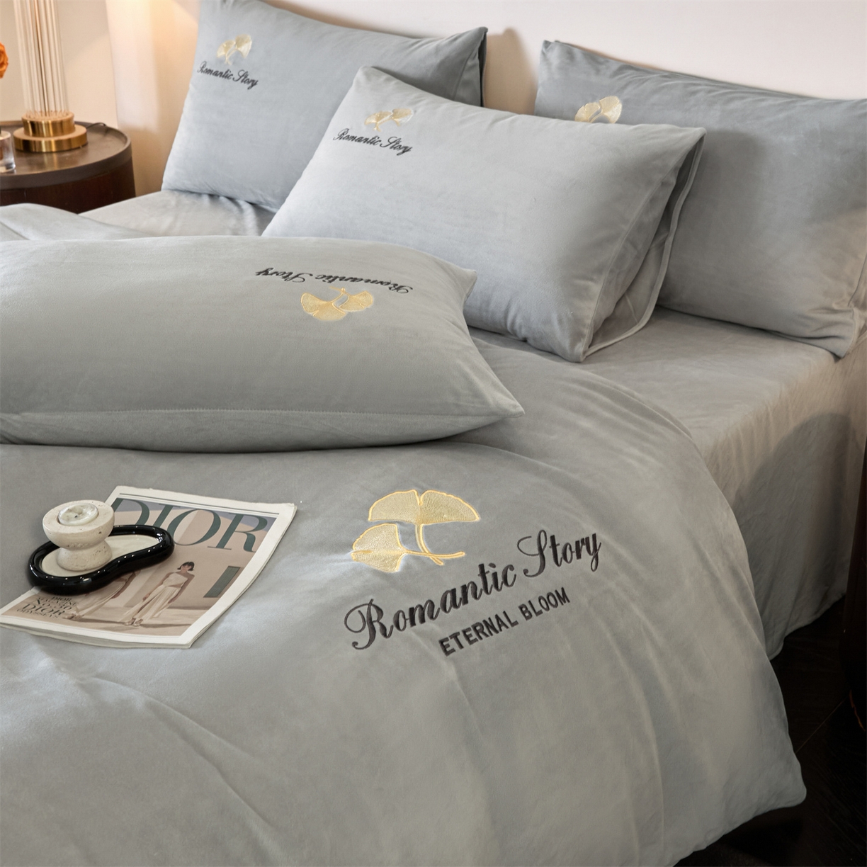 91家纺网 家纺一手货源 找家纺 云棉坊 2025新款高克重水晶绒绣花四件套-杏叶系列 杏叶-山灰