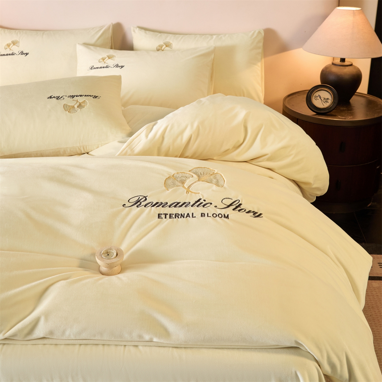 91家纺网 家纺一手货源 找家纺 云棉坊 2025新款高克重水晶绒绣花四件套-杏叶系列 杏叶-奶白