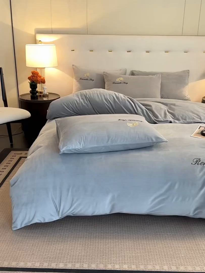 91家纺网 家纺一手货源 找家纺 云棉坊 2025新款高克重水晶绒绣花四件套-杏叶系列 杏叶-山灰