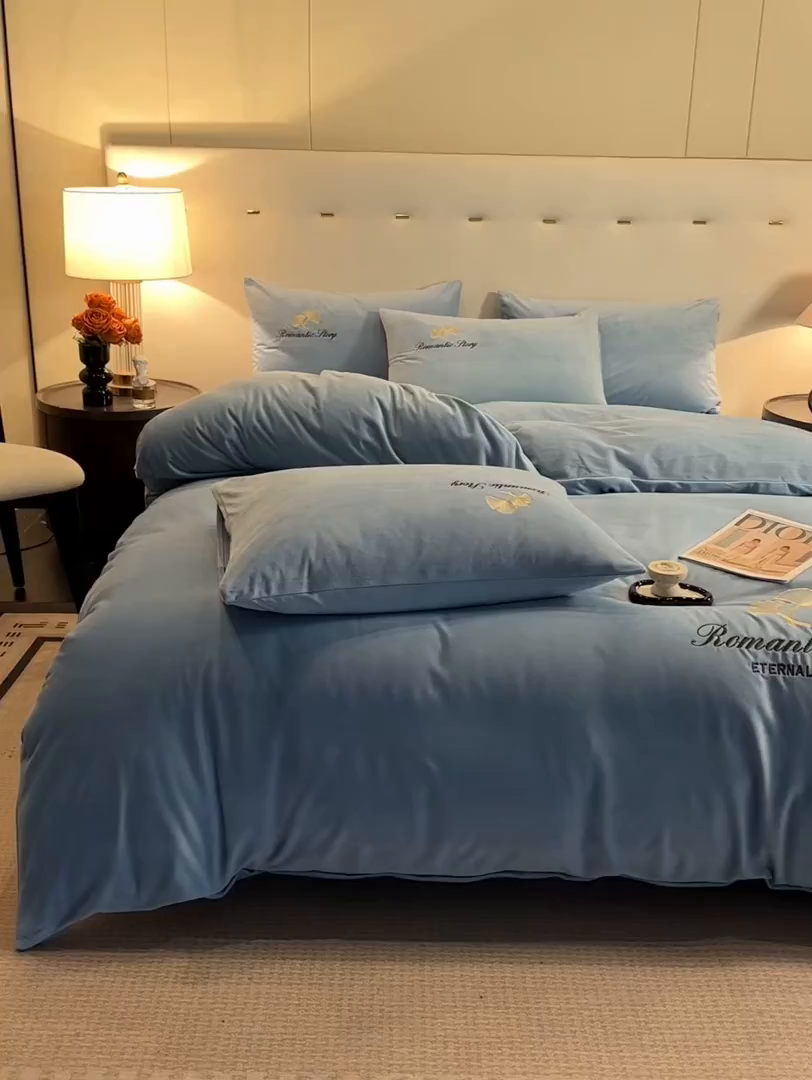 91家纺网 家纺一手货源 找家纺 云棉坊 2025新款高克重水晶绒绣花四件套-杏叶系列 杏叶-天空兰