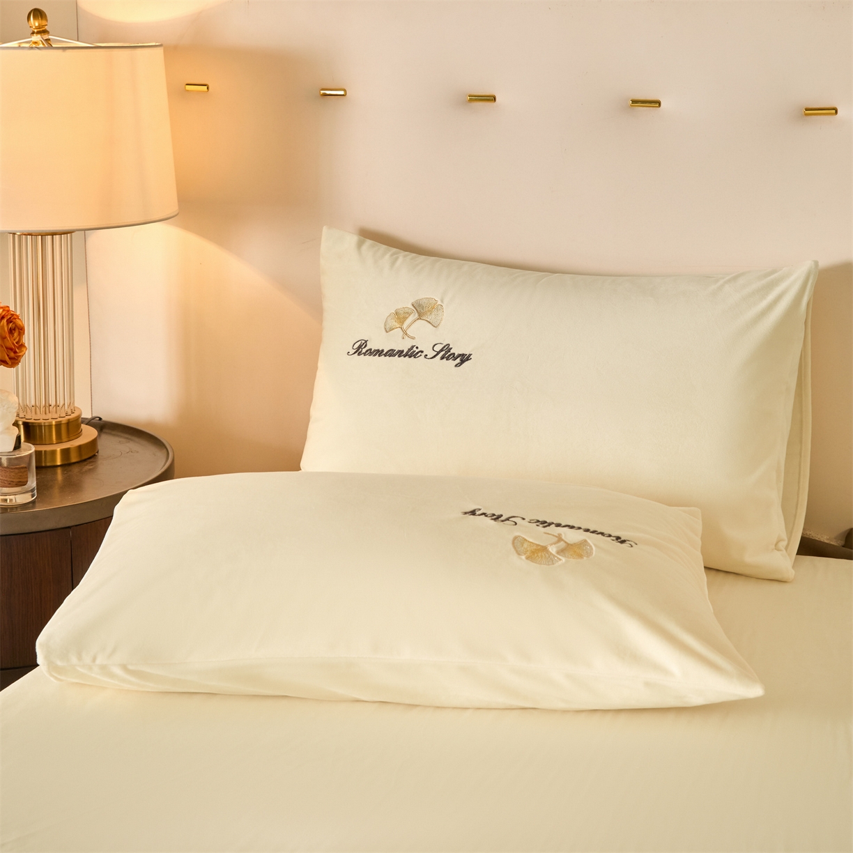 91家纺网 家纺一手货源 找家纺 云棉坊 2025新款高克重水晶绒绣花四件套-杏叶系列 杏叶-奶白