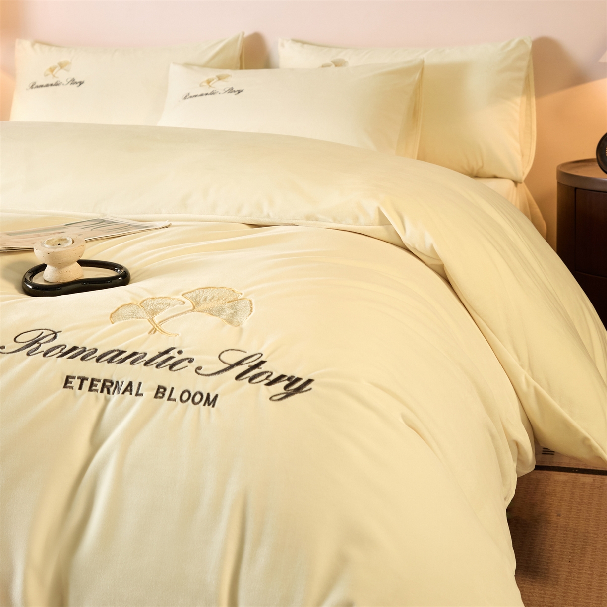 91家纺网 家纺一手货源 找家纺 云棉坊 2025新款高克重水晶绒绣花四件套-杏叶系列 杏叶-奶白