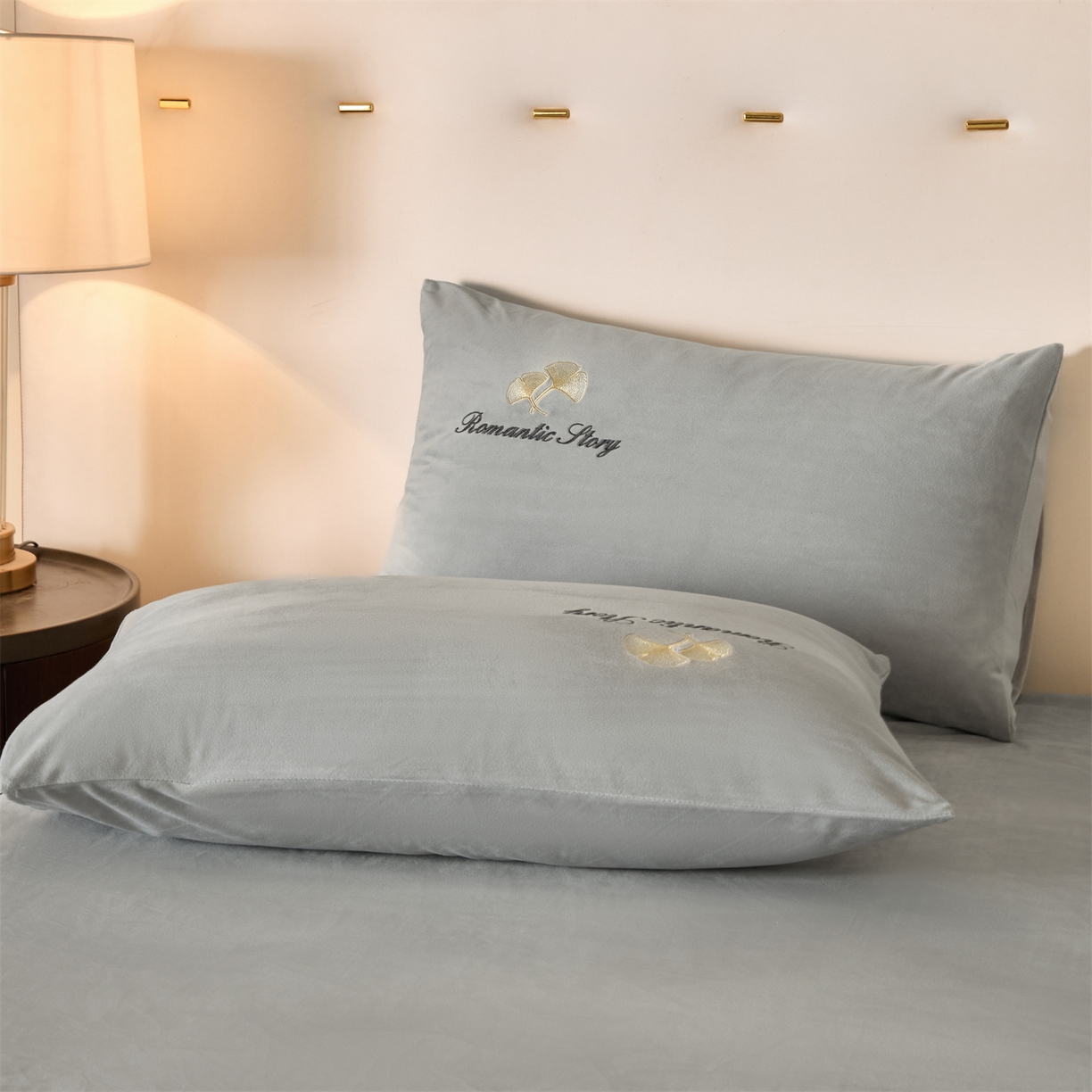 91家纺网 家纺一手货源 找家纺 云棉坊 2025新款高克重水晶绒绣花四件套-杏叶系列 杏叶-山灰