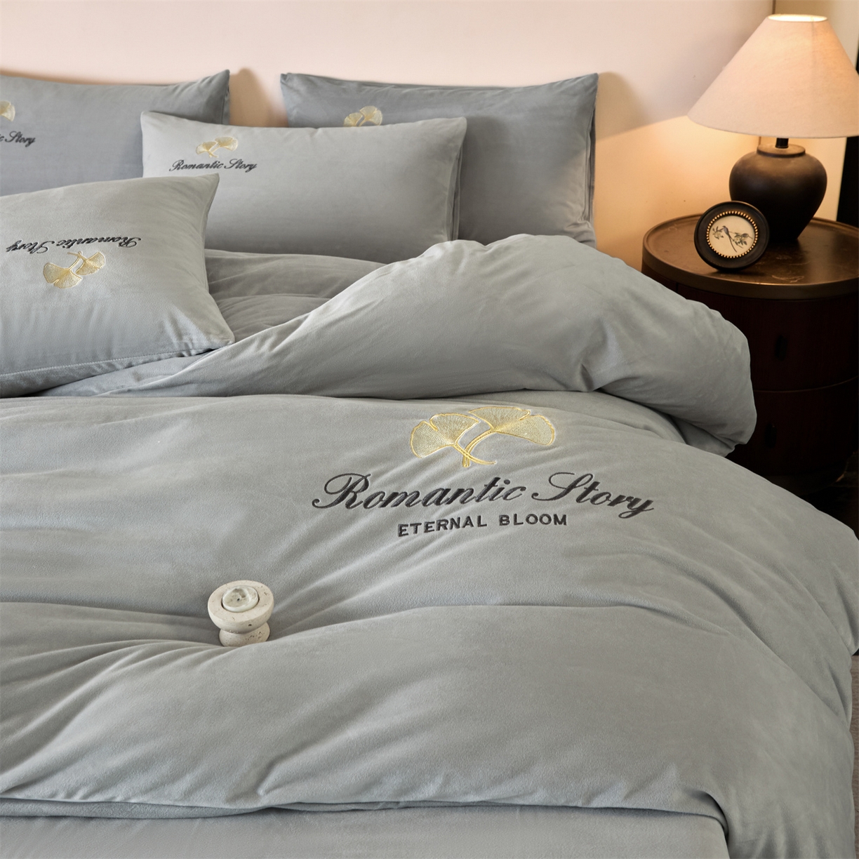 91家纺网 家纺一手货源 找家纺 云棉坊 2025新款高克重水晶绒绣花四件套-杏叶系列 杏叶-山灰