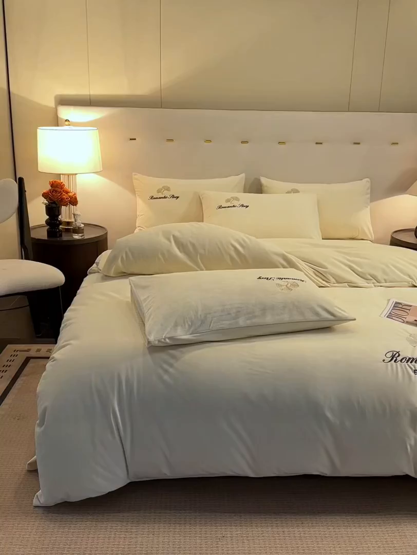 91家纺网 家纺一手货源 找家纺 云棉坊 2025新款高克重水晶绒绣花四件套-杏叶系列 杏叶-奶白