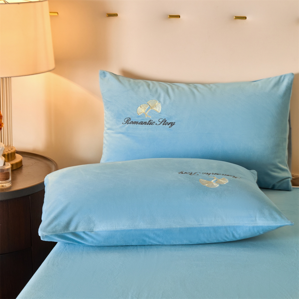 91家纺网 家纺一手货源 找家纺 云棉坊 2025新款高克重水晶绒绣花四件套-杏叶系列 杏叶-天空兰