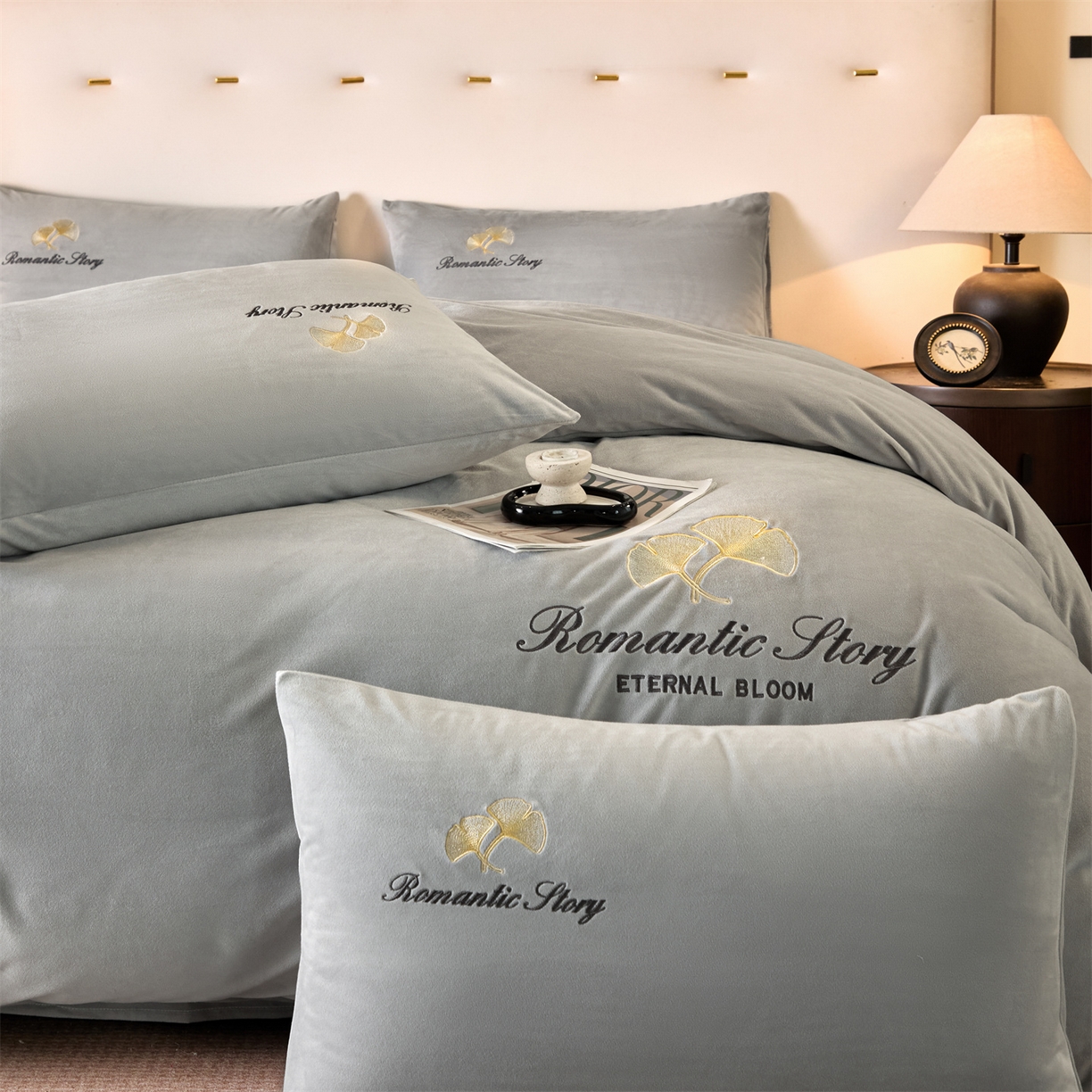 91家纺网 家纺一手货源 找家纺 云棉坊 2025新款高克重水晶绒绣花四件套-杏叶系列 杏叶-山灰