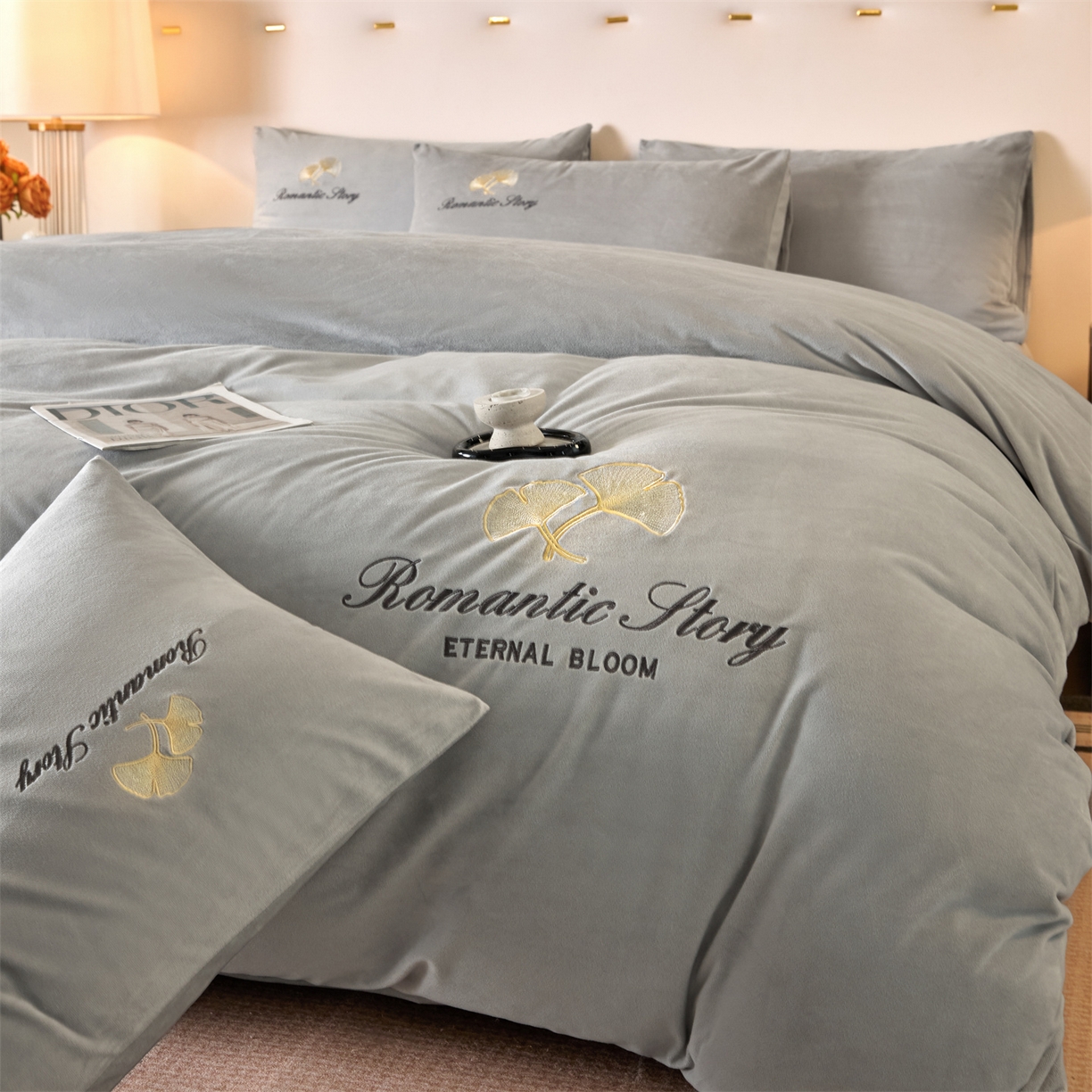 91家纺网 家纺一手货源 找家纺 云棉坊 2025新款高克重水晶绒绣花四件套-杏叶系列 杏叶-山灰