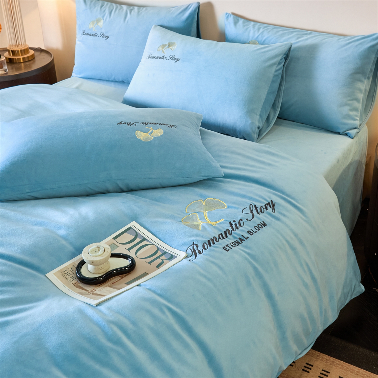 91家纺网 家纺一手货源 找家纺 云棉坊 2025新款高克重水晶绒绣花四件套-杏叶系列 杏叶-天空兰