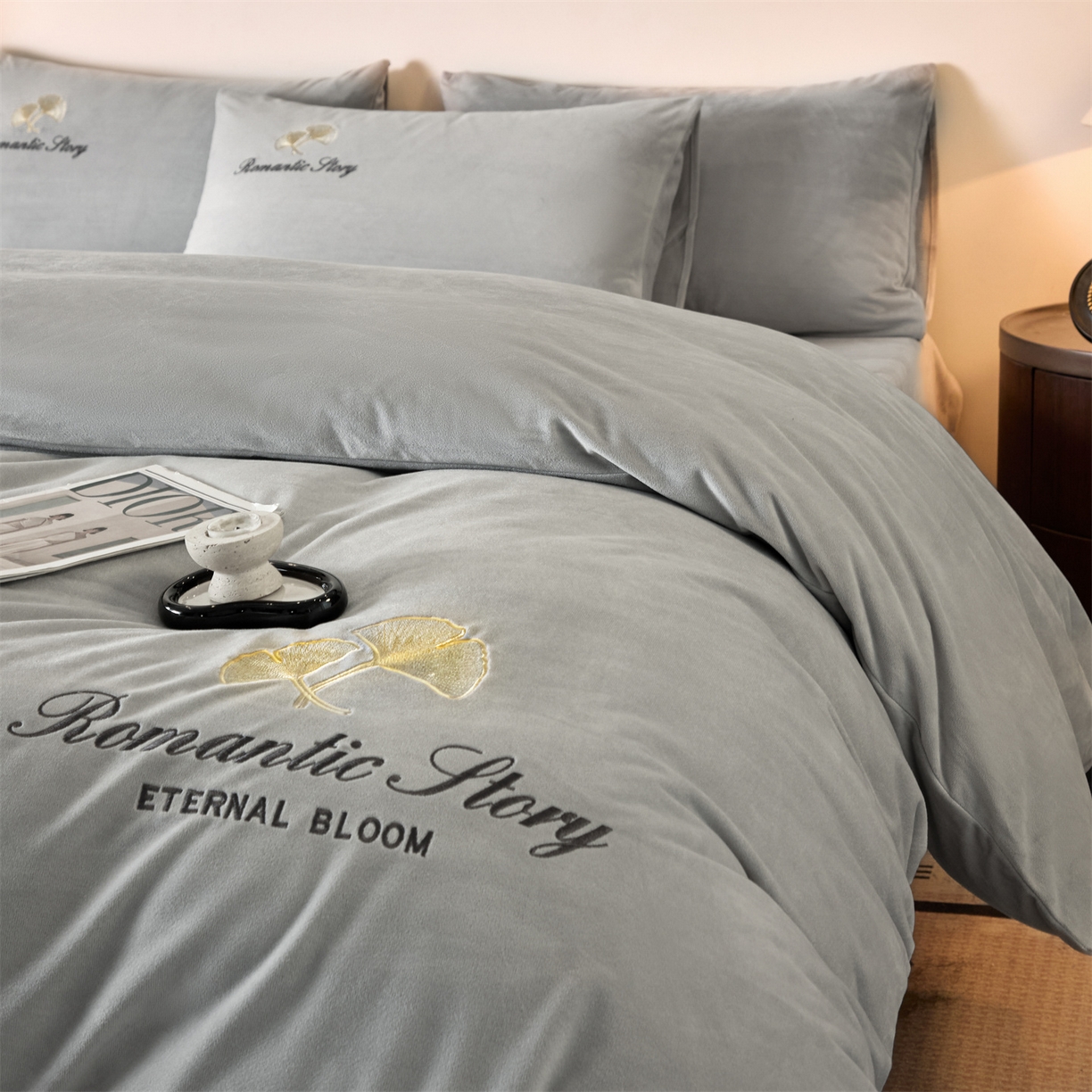 91家纺网 家纺一手货源 找家纺 云棉坊 2025新款高克重水晶绒绣花四件套-杏叶系列 杏叶-山灰