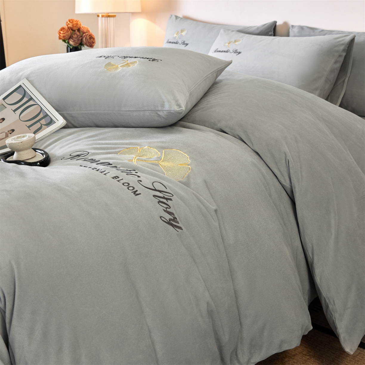 91家纺网 家纺一手货源 找家纺 云棉坊 2025新款高克重水晶绒绣花四件套-杏叶系列 杏叶-山灰