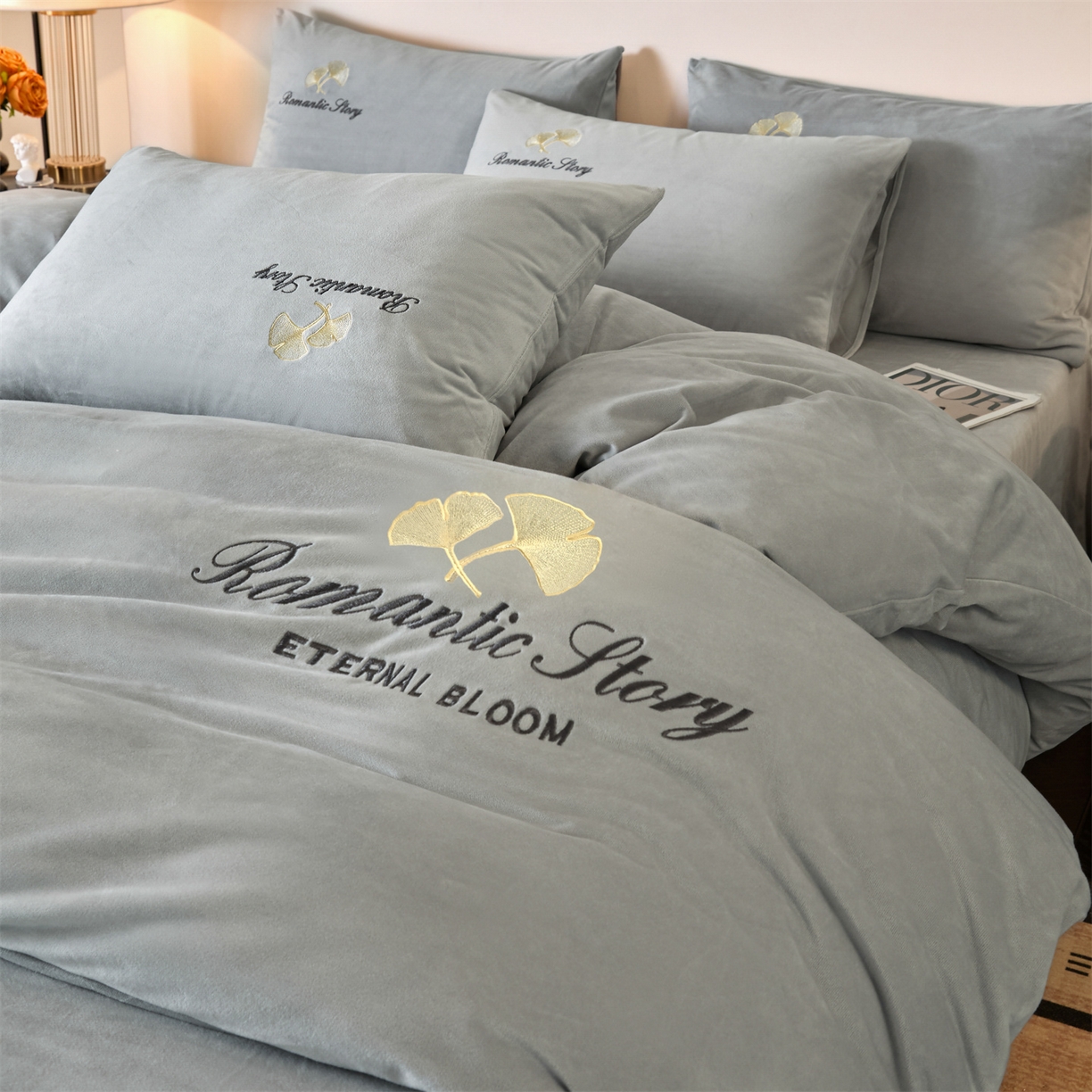 91家纺网 家纺一手货源 找家纺 云棉坊 2025新款高克重水晶绒绣花四件套-杏叶系列 杏叶-山灰