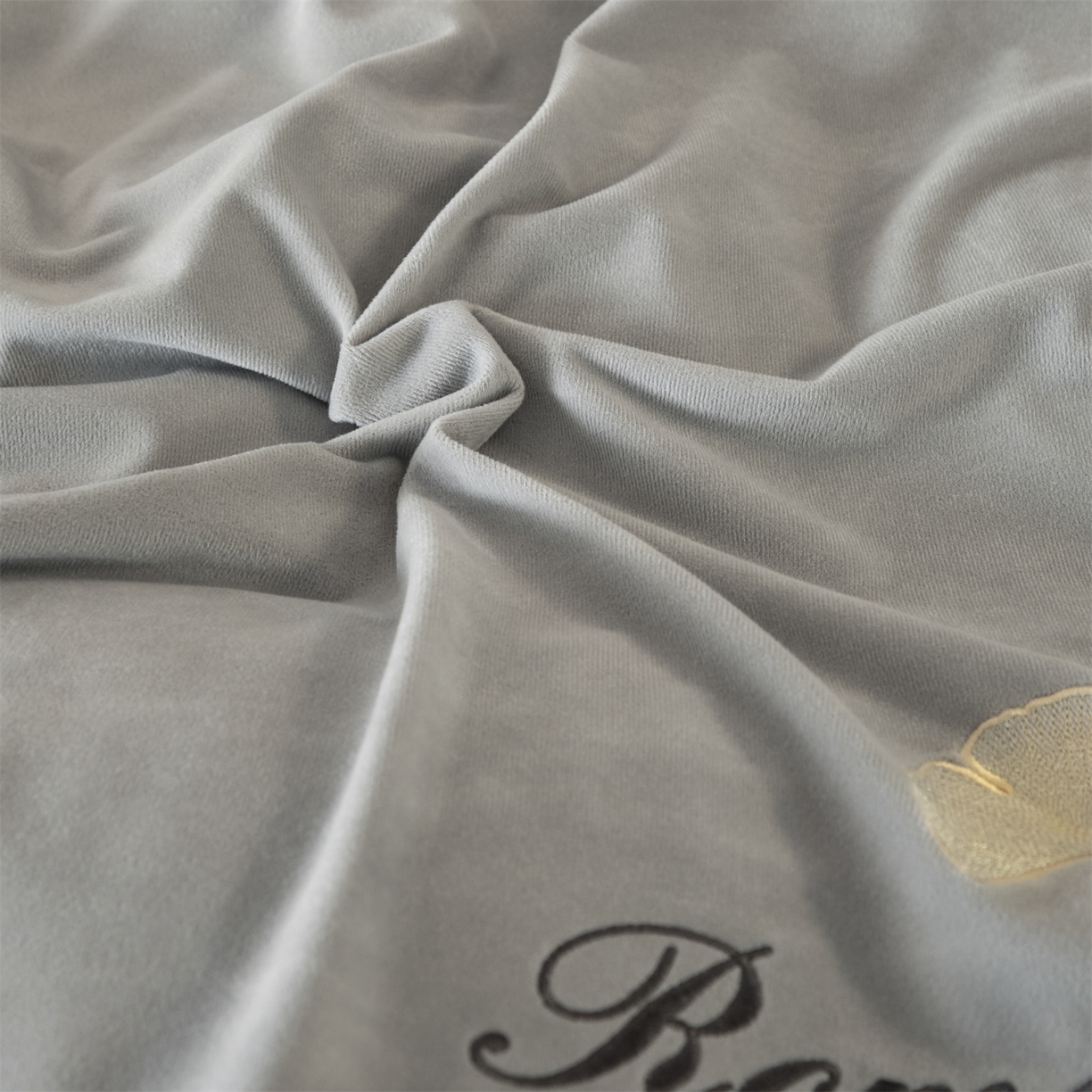 91家纺网 家纺一手货源 找家纺 云棉坊 2025新款高克重水晶绒绣花四件套-杏叶系列 杏叶-山灰