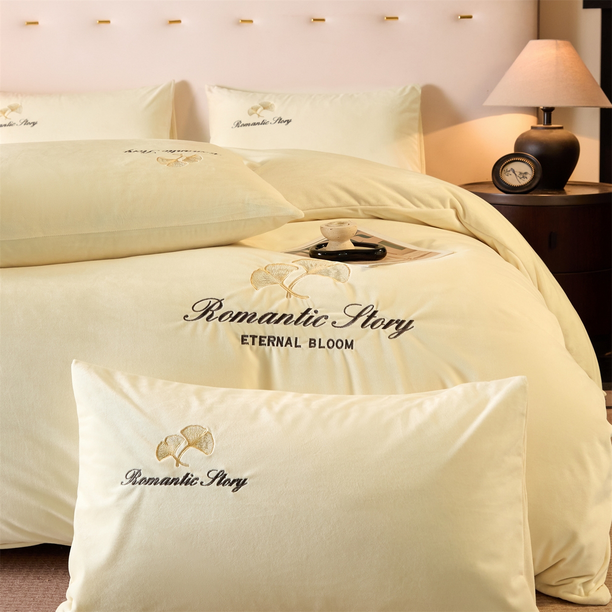 91家纺网 家纺一手货源 找家纺 云棉坊 2025新款高克重水晶绒绣花四件套-杏叶系列 杏叶-奶白