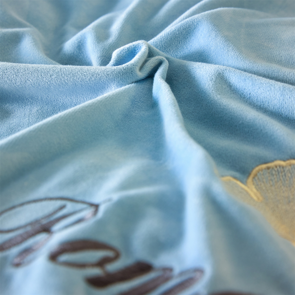 91家纺网 家纺一手货源 找家纺 云棉坊 2025新款高克重水晶绒绣花四件套-杏叶系列 杏叶-天空兰