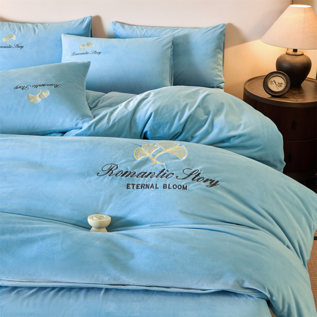 91家纺网 家纺一手货源 找家纺 云棉坊 2025新款高克重水晶绒绣花四件套-杏叶系列 杏叶-天空兰