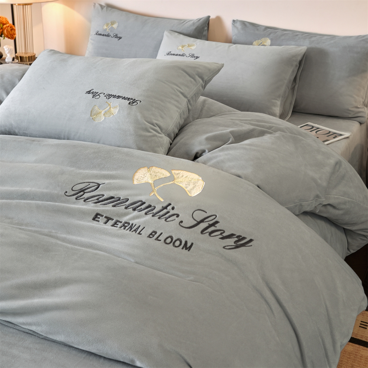 91家纺网 家纺一手货源 找家纺 云棉坊 2025新款高克重水晶绒绣花四件套-杏叶系列 杏叶-山灰