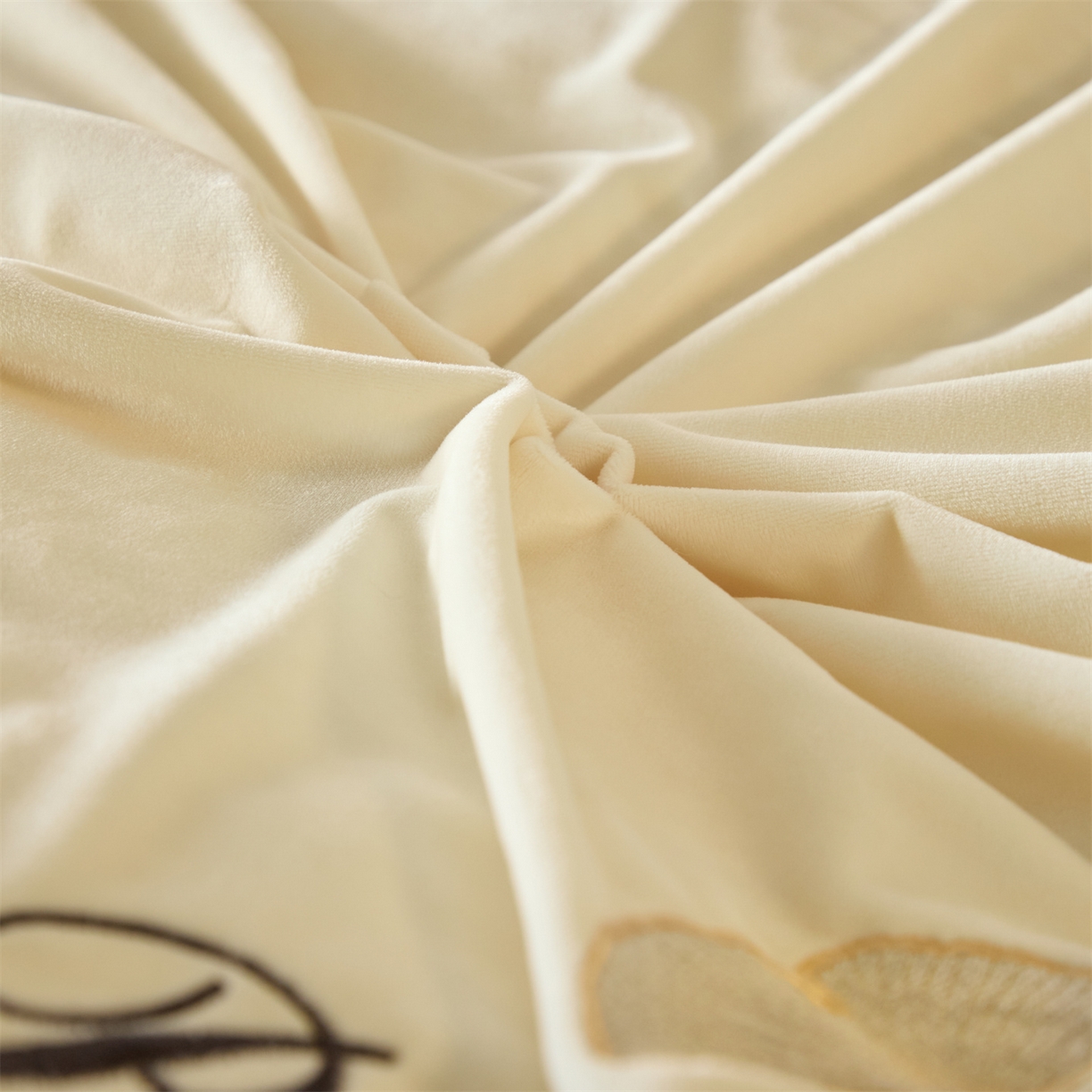 91家纺网 家纺一手货源 找家纺 云棉坊 2025新款高克重水晶绒绣花四件套-杏叶系列 杏叶-奶白