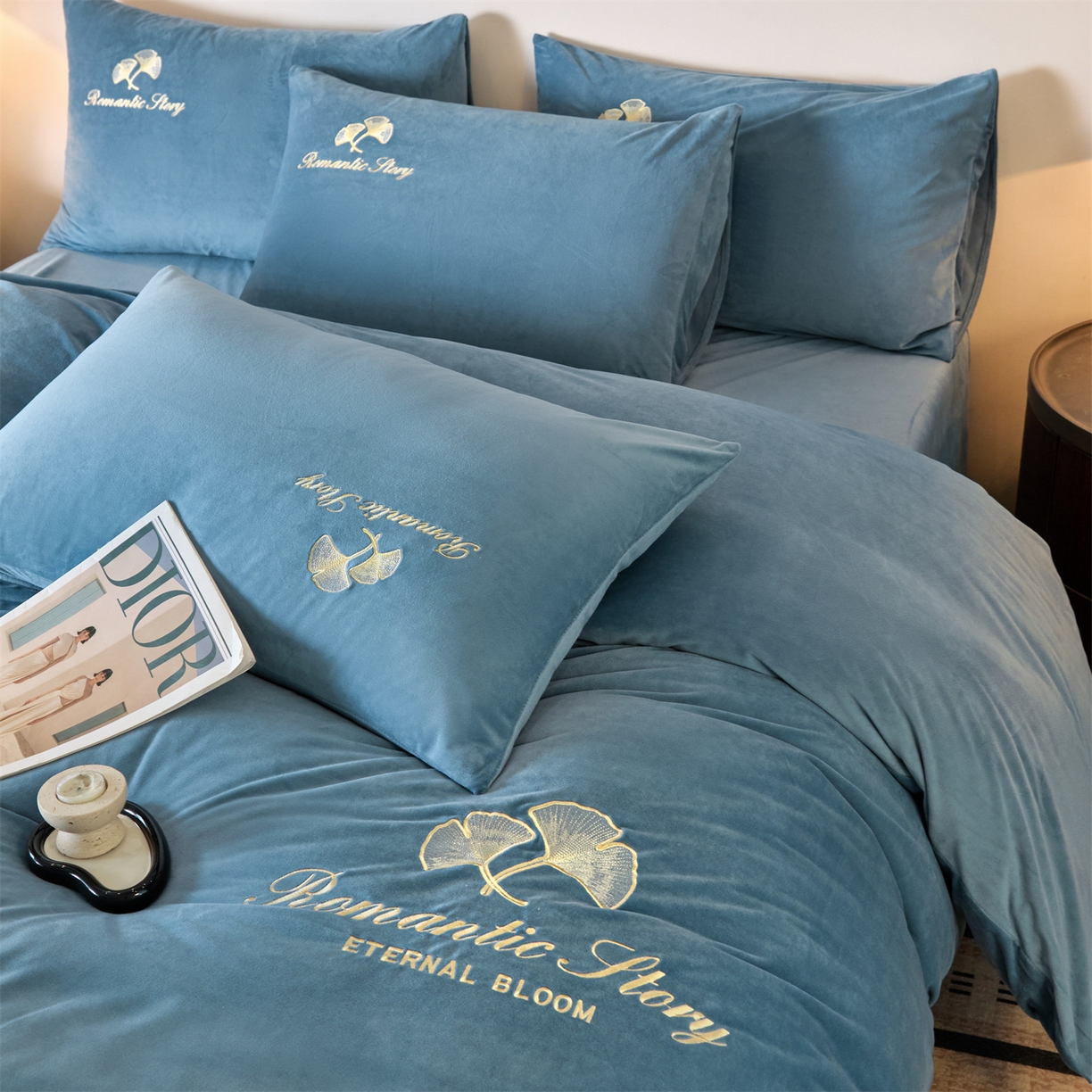 91家纺网 家纺一手货源 找家纺 云棉坊 2025新款高克重水晶绒绣花四件套-杏叶系列 杏叶-宾利蓝