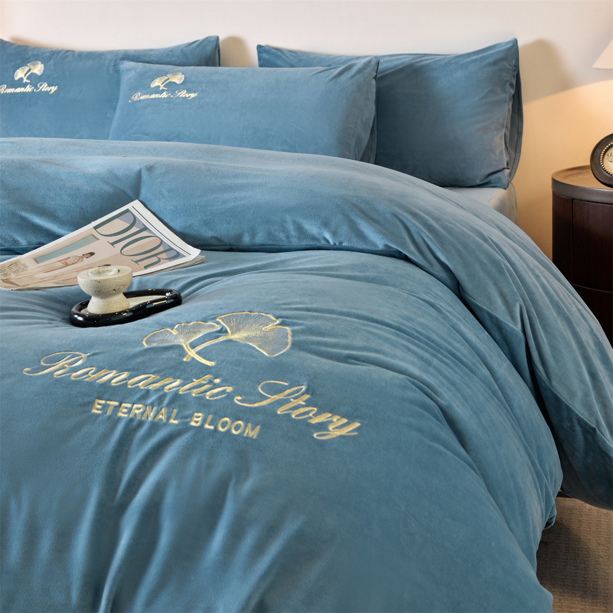 91家纺网 家纺一手货源 找家纺 云棉坊 2025新款高克重水晶绒绣花四件套-杏叶系列 杏叶-宾利蓝