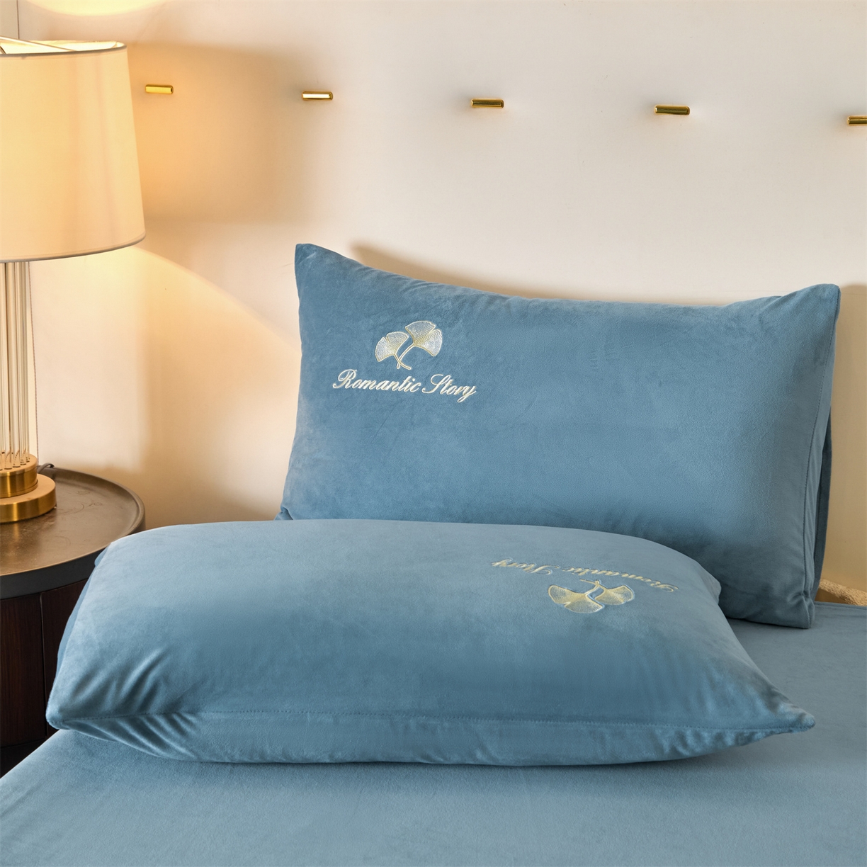 91家纺网 家纺一手货源 找家纺 云棉坊 2025新款高克重水晶绒绣花四件套-杏叶系列 杏叶-宾利蓝