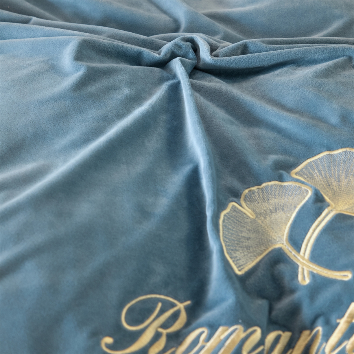 91家纺网 家纺一手货源 找家纺 云棉坊 2025新款高克重水晶绒绣花四件套-杏叶系列 杏叶-宾利蓝