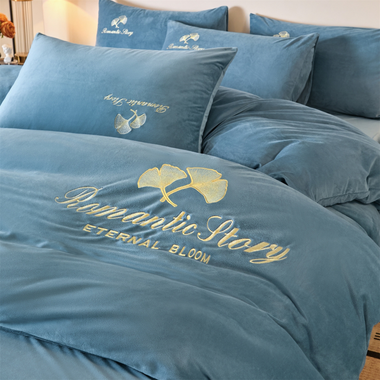 91家纺网 家纺一手货源 找家纺 云棉坊 2025新款高克重水晶绒绣花四件套-杏叶系列 杏叶-宾利蓝