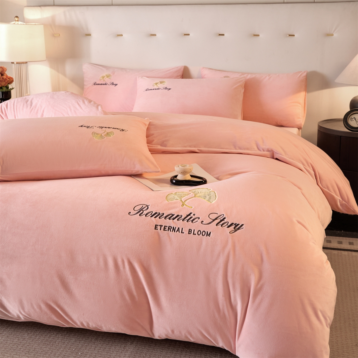 91家纺网 家纺一手货源 找家纺 云棉坊 2025新款高克重水晶绒绣花四件套-杏叶系列 杏叶-蜜桃粉