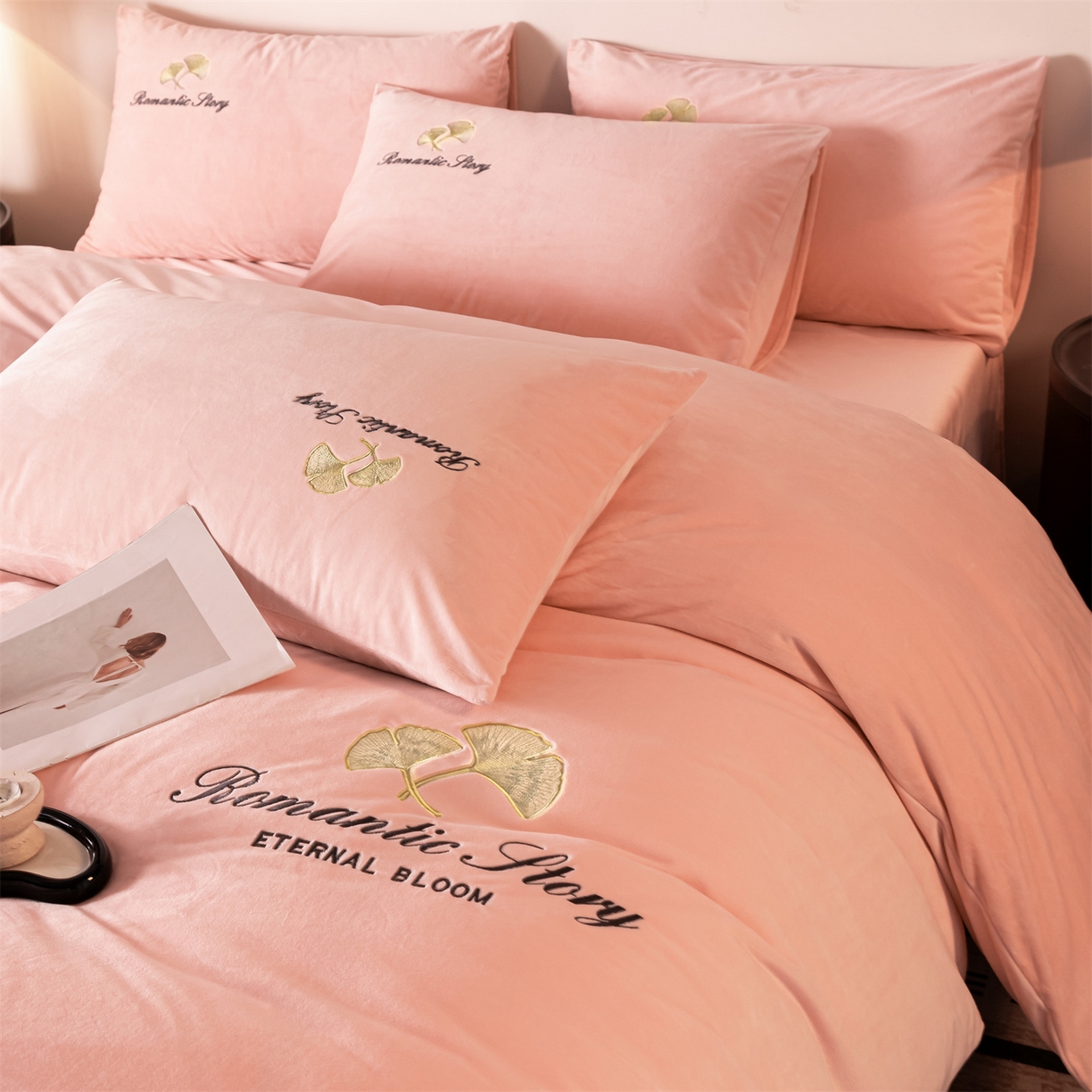 91家纺网 家纺一手货源 找家纺 云棉坊 2025新款高克重水晶绒绣花四件套-杏叶系列 杏叶-蜜桃粉