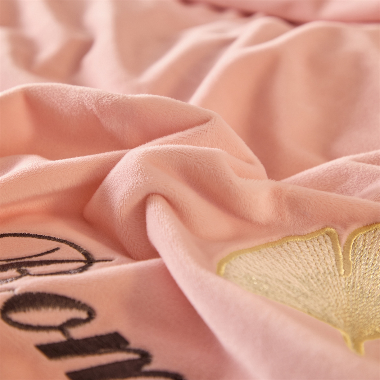 91家纺网 家纺一手货源 找家纺 云棉坊 2025新款高克重水晶绒绣花四件套-杏叶系列 杏叶-蜜桃粉