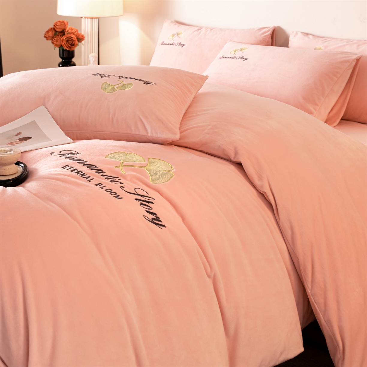 91家纺网 家纺一手货源 找家纺 云棉坊 2025新款高克重水晶绒绣花四件套-杏叶系列 杏叶-蜜桃粉