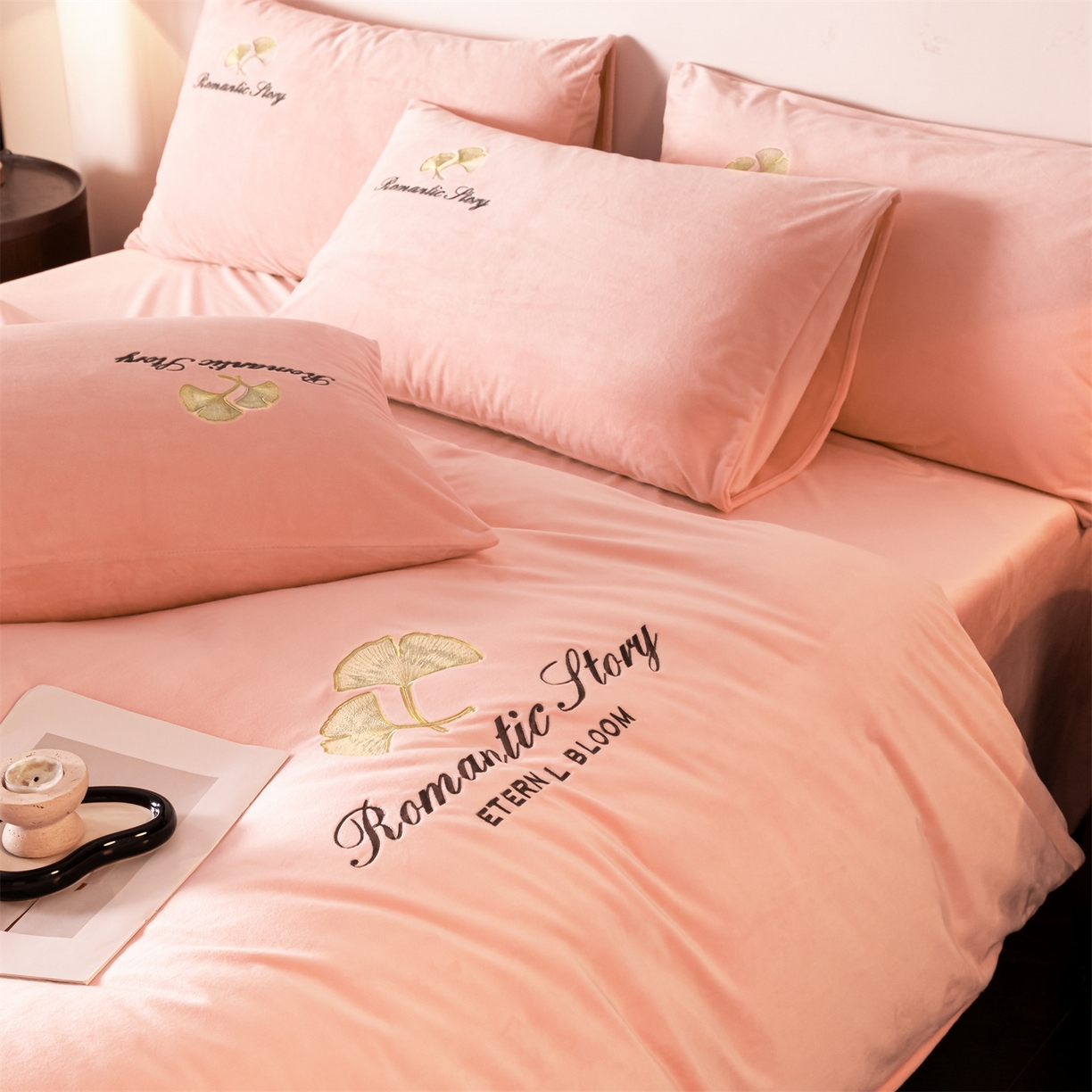 91家纺网 家纺一手货源 找家纺 云棉坊 2025新款高克重水晶绒绣花四件套-杏叶系列 杏叶-蜜桃粉