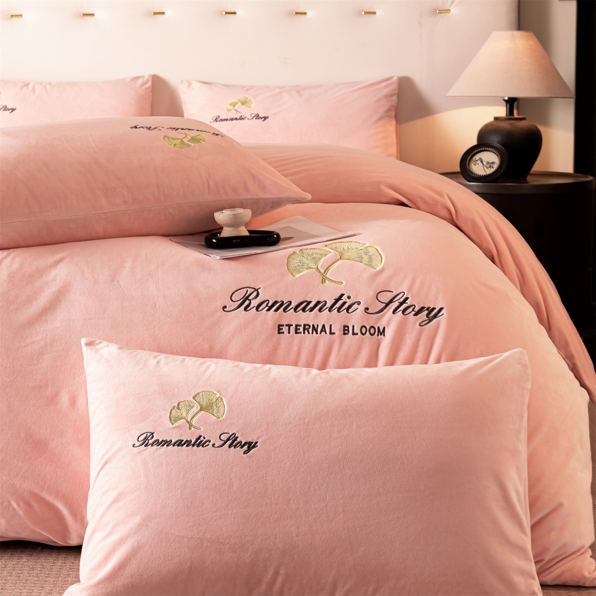 91家纺网 家纺一手货源 找家纺 云棉坊 2025新款高克重水晶绒绣花四件套-杏叶系列 杏叶-蜜桃粉