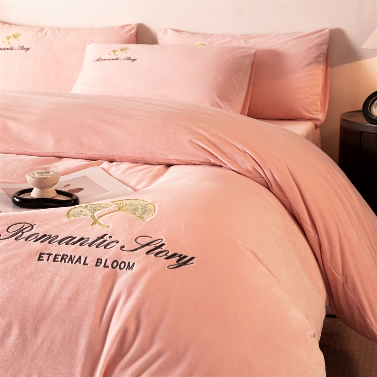 91家纺网 家纺一手货源 找家纺 云棉坊 2025新款高克重水晶绒绣花四件套-杏叶系列 杏叶-蜜桃粉