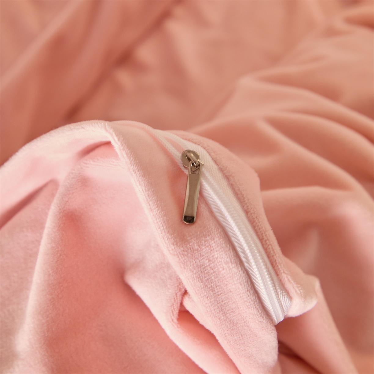 91家纺网 家纺一手货源 找家纺 云棉坊 2025新款高克重水晶绒绣花四件套-杏叶系列 杏叶-蜜桃粉