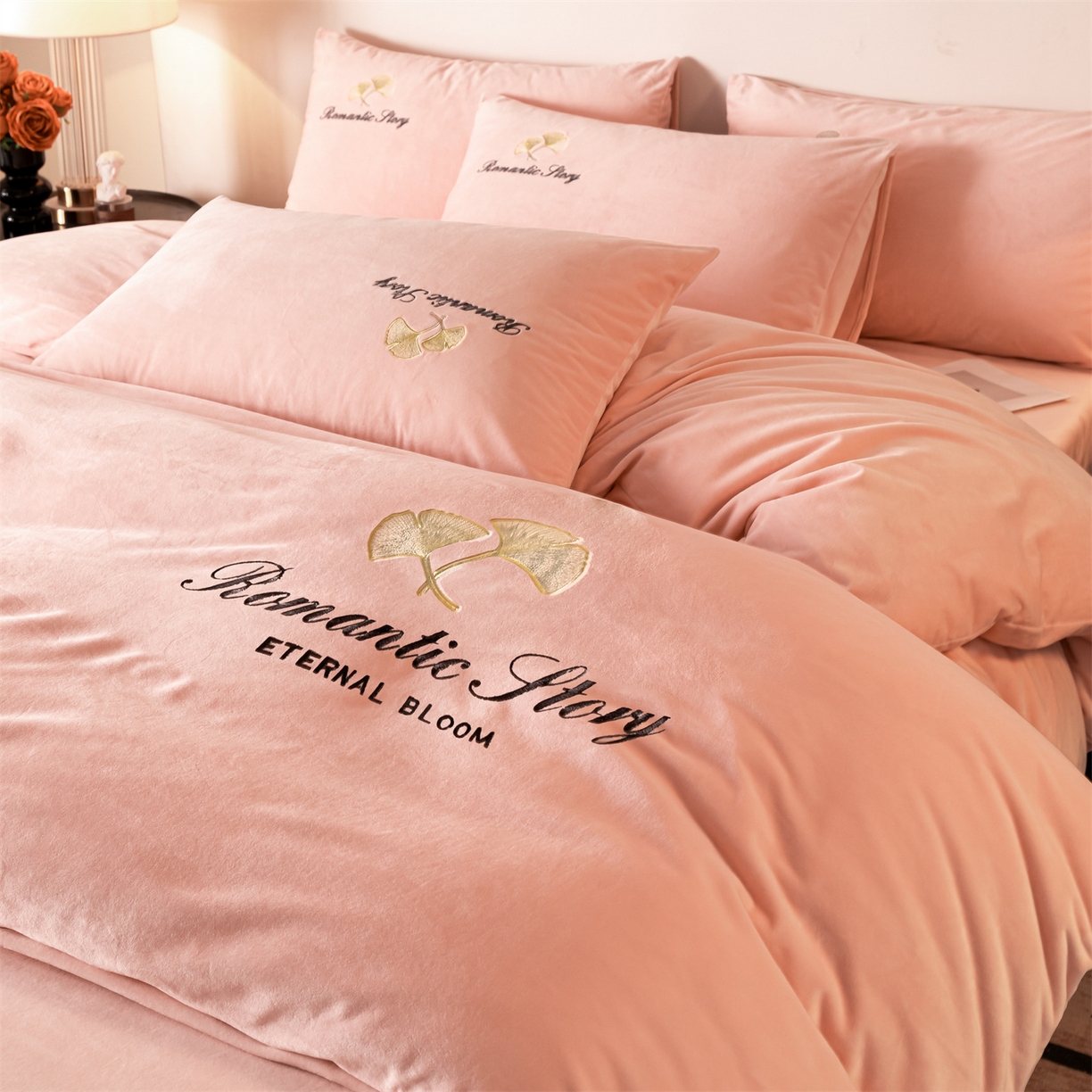 91家纺网 家纺一手货源 找家纺 云棉坊 2025新款高克重水晶绒绣花四件套-杏叶系列 杏叶-蜜桃粉